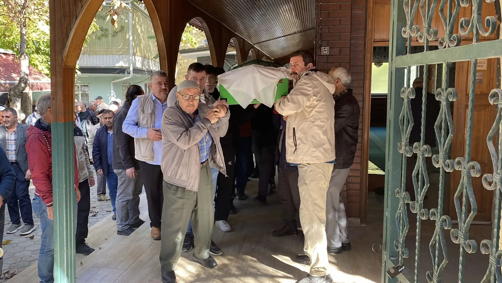 Boynu kesilen anne toprağa verildi, engelli oğlu adliyeye sevk edildi