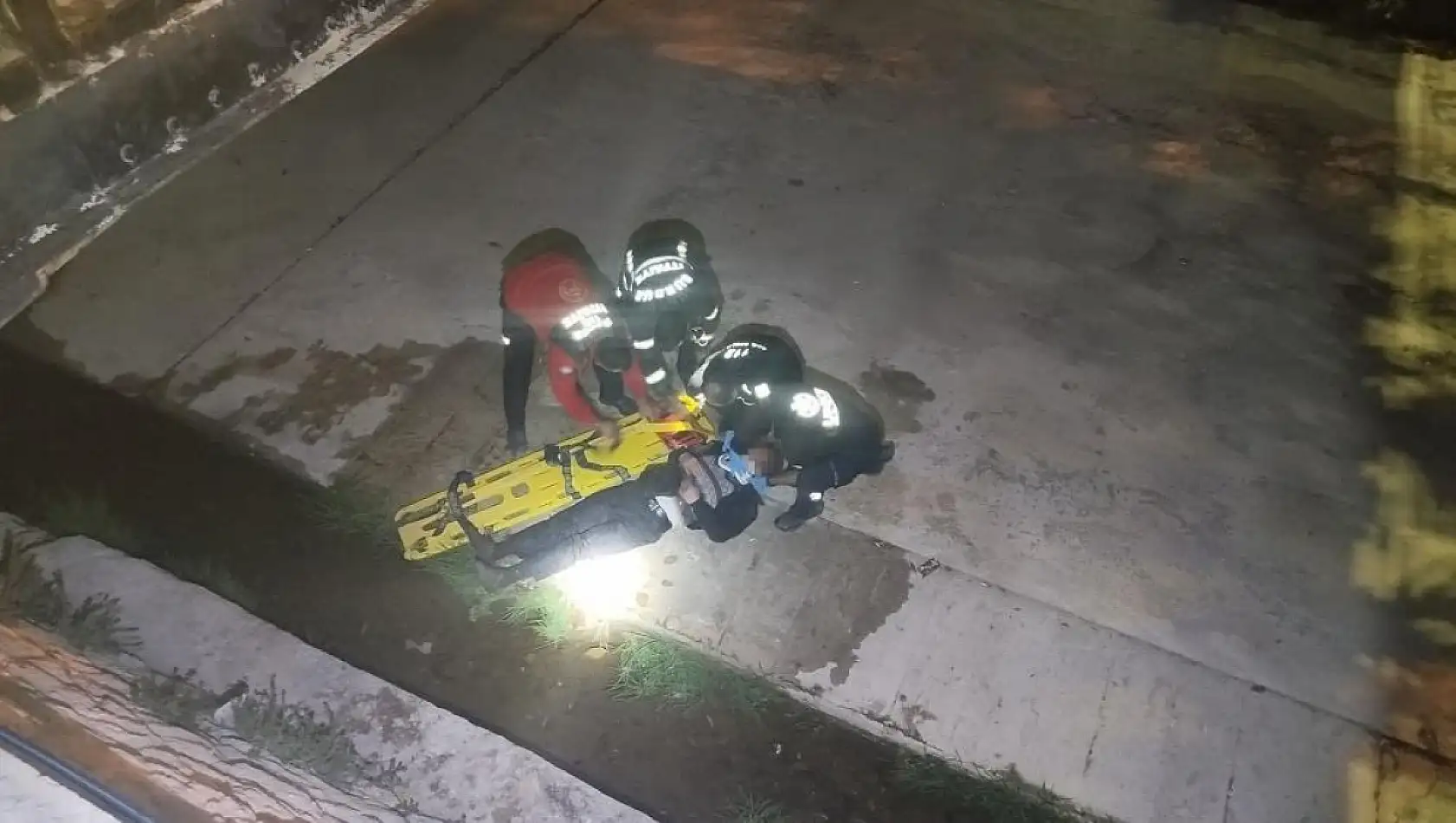 Dengesini kaybedip kanala düştü, itfaiye ekipleri kurtardı