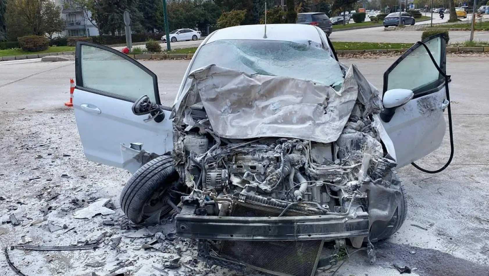 Kamyona yandan çarpan aracın 70 yaşındaki sürücüsü hayatını kaybetti