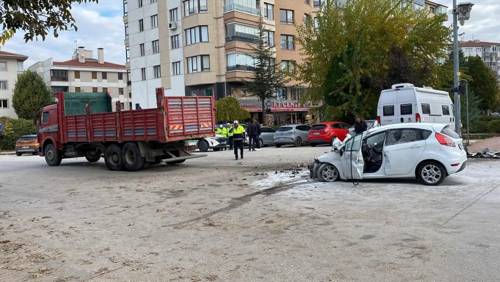 Kamyona yandan çarpan aracın 70 yaşındaki sürücüsü hayatını kaybetti