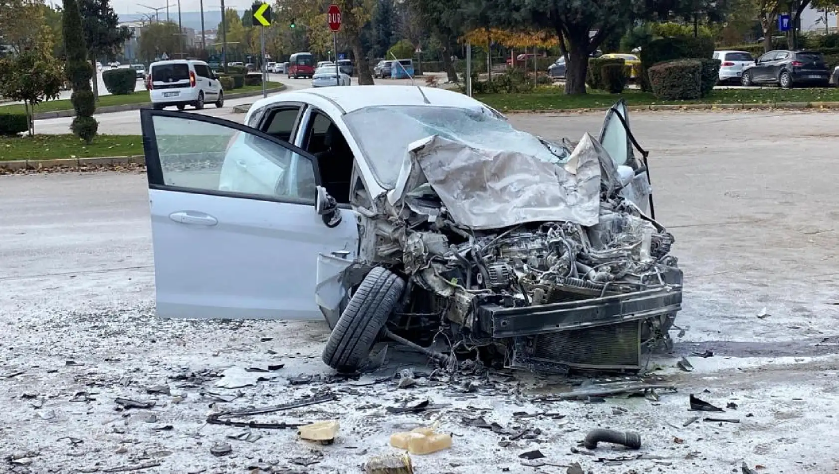 Kamyona yandan çarpan aracın 70 yaşındaki sürücüsü hayatını kaybetti