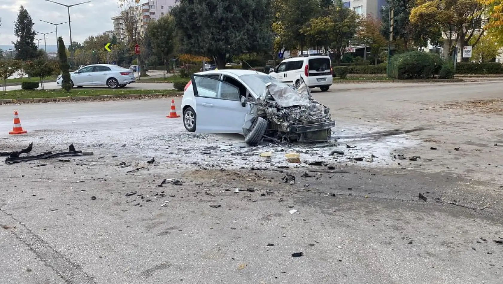 Kamyona yandan çarpan aracın 70 yaşındaki sürücüsü hayatını kaybetti