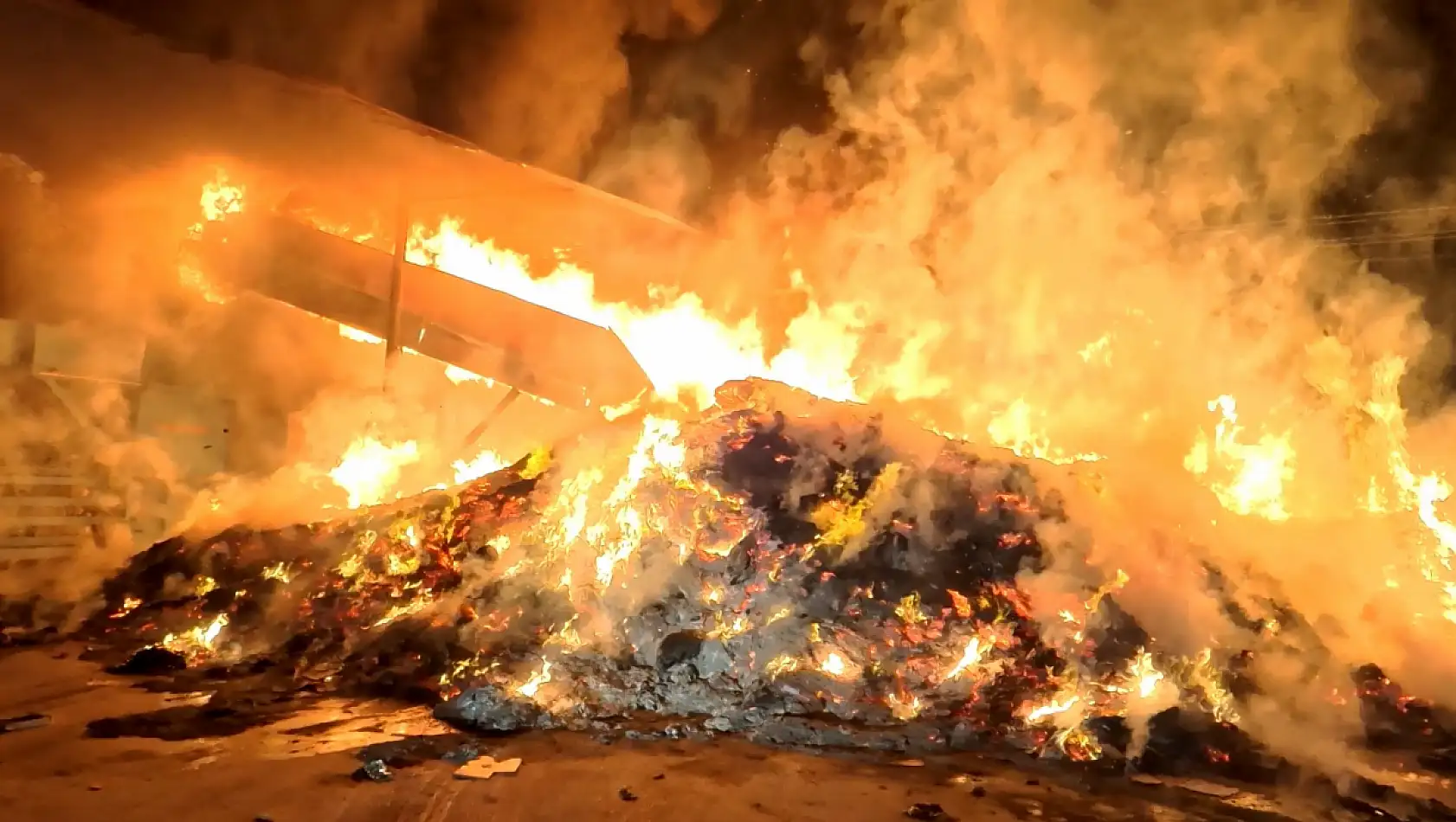 Alevli gece: Geri dönüşüm tesisi alev alev yandı