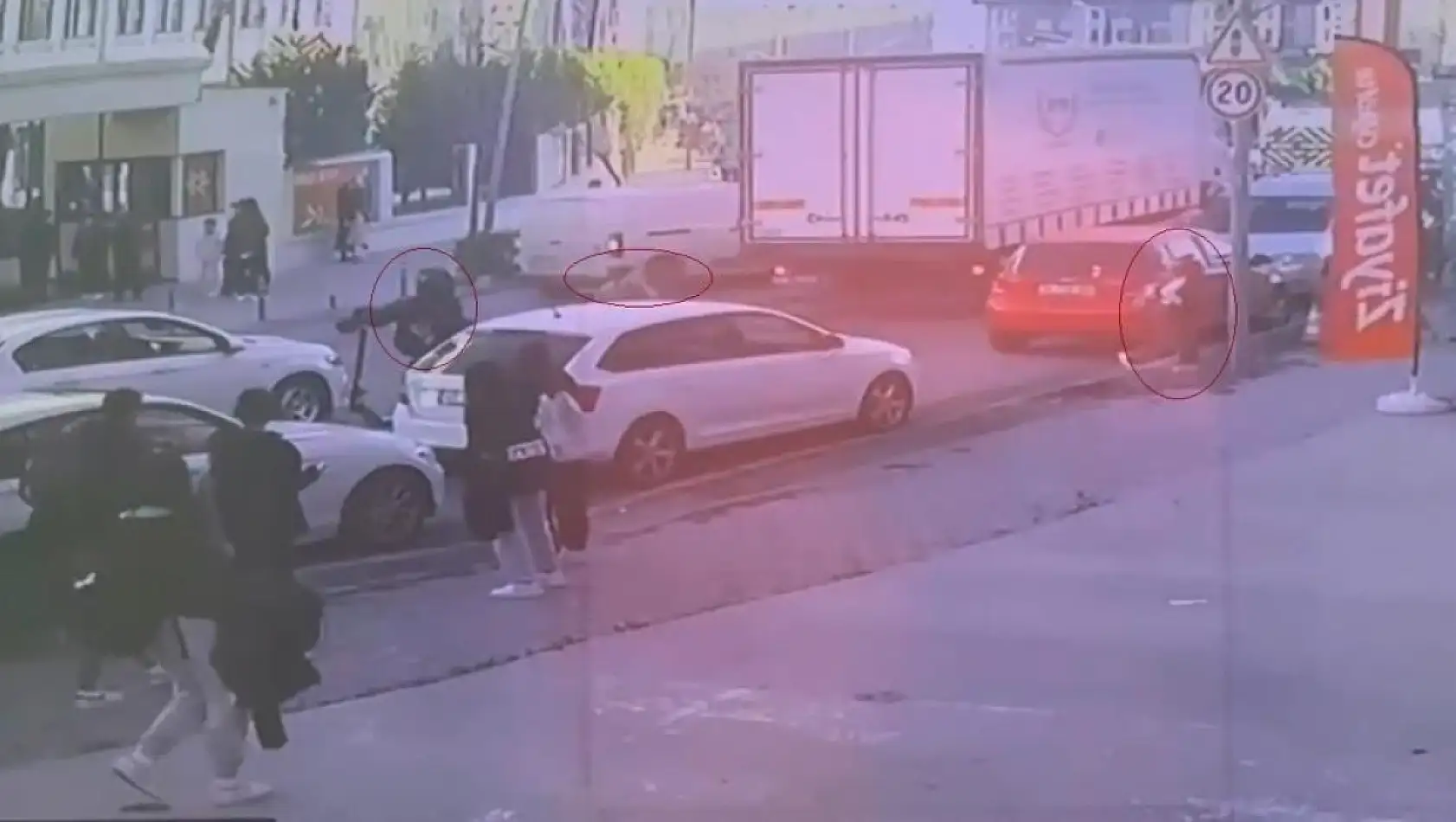 Okul çıkışında dehşeti yaşadılar: Ters yönden gelen scooter, kadına ve çocuğa çarptı