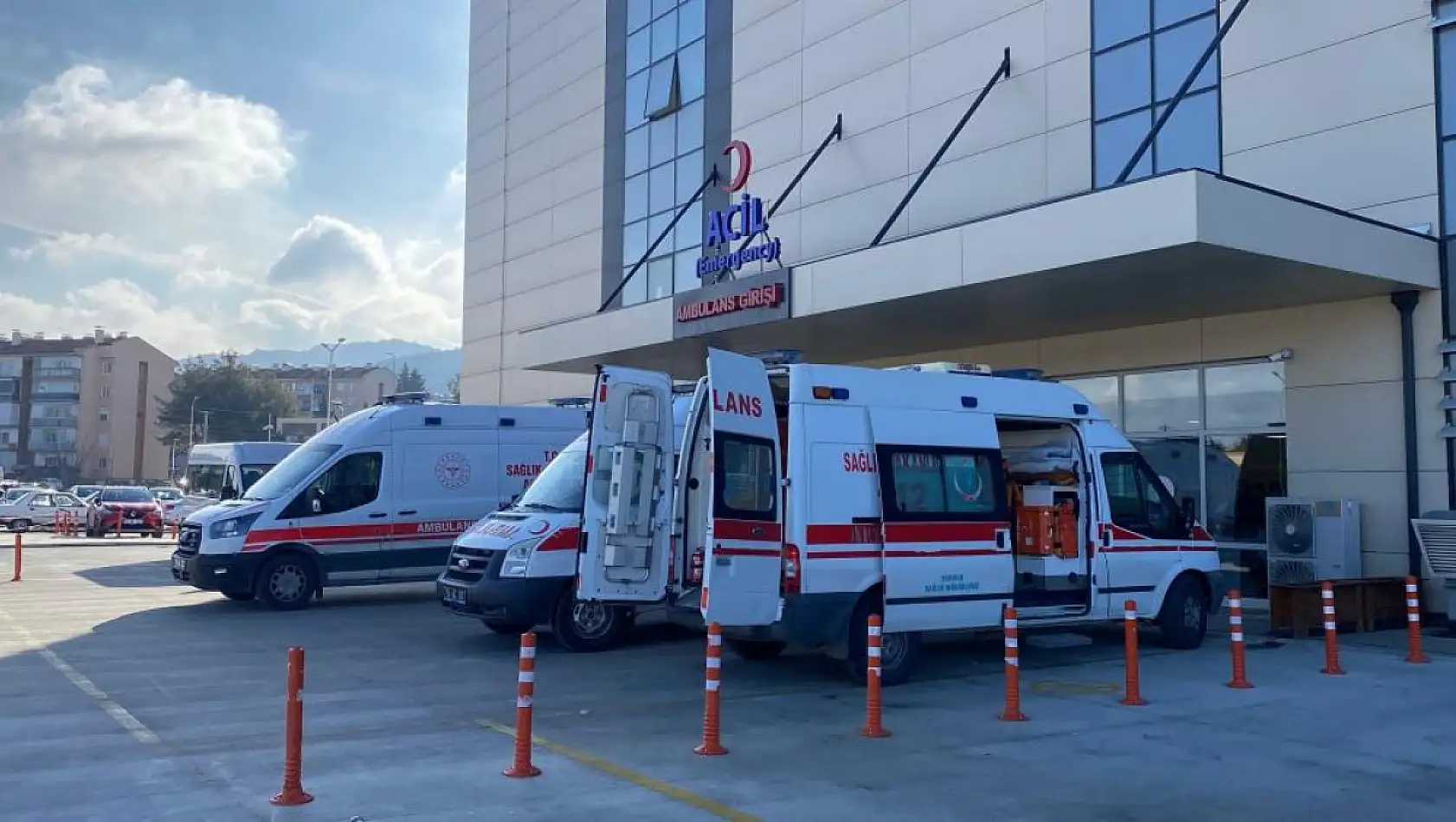 Otomobille çarpışan traktör devrildi: 3 yaralı