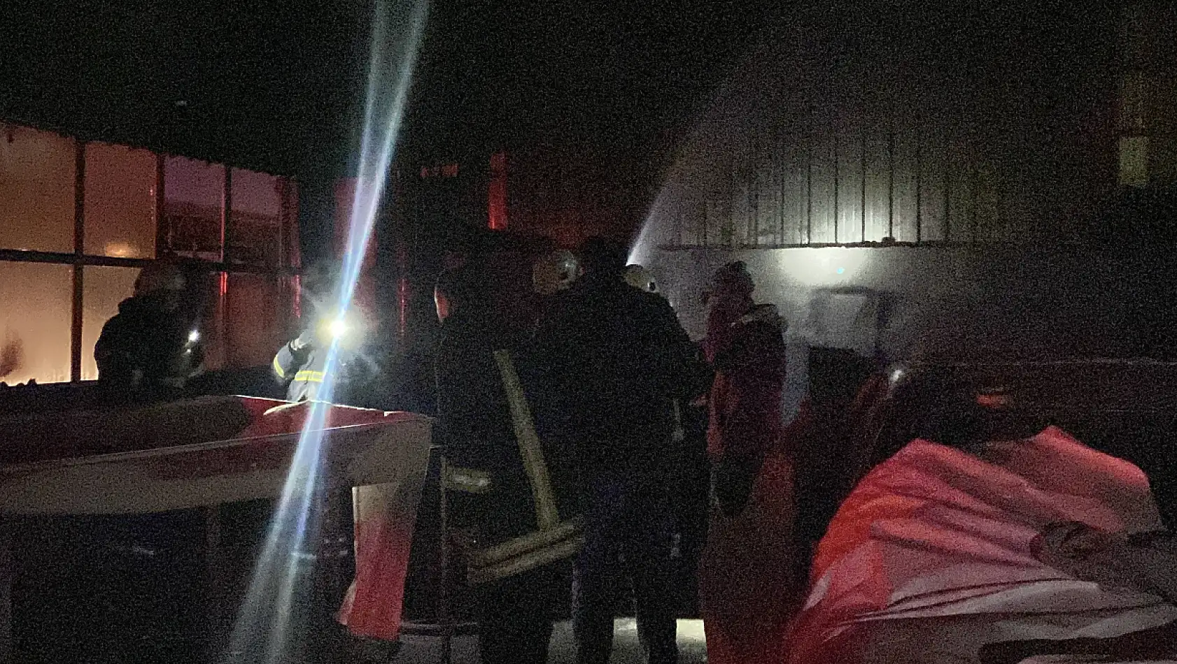 Oto boyama atölyesinde çıkan yangın korkuttu