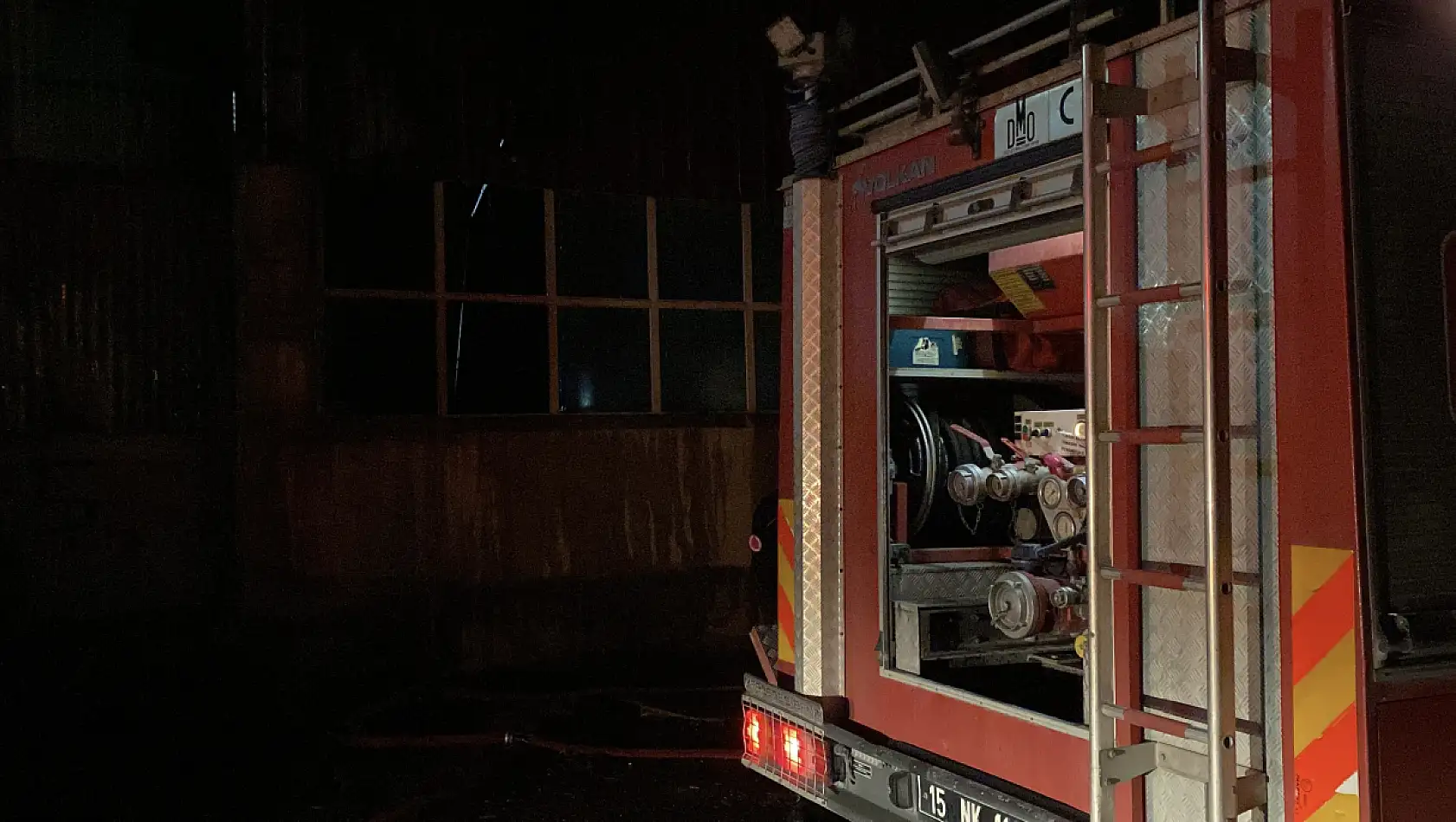 Oto boyama atölyesinde çıkan yangın korkuttu