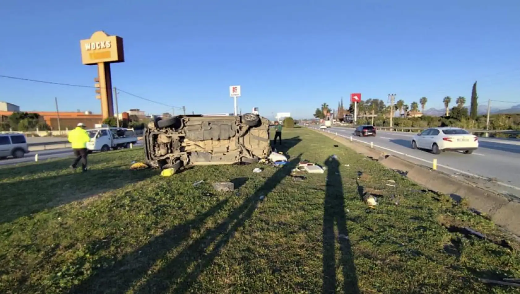 Kırmızı ışık ihlali yapan aracın çarptığı minibüs devrildi: 5 yaralı