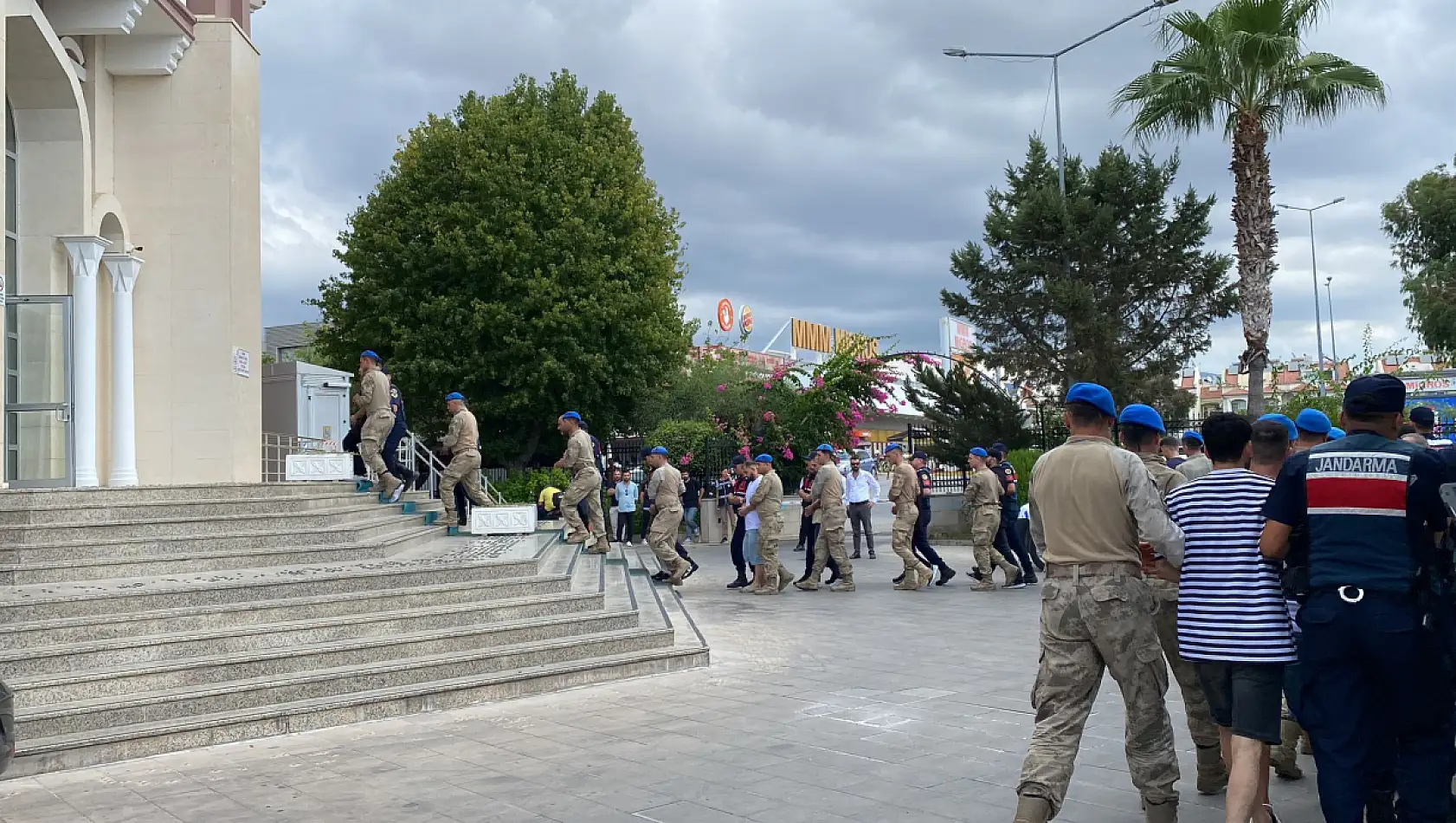 Fethiye'de taksiciler ile bar işletmesi sahipleri arasındaki kavgada 24 gözaltı