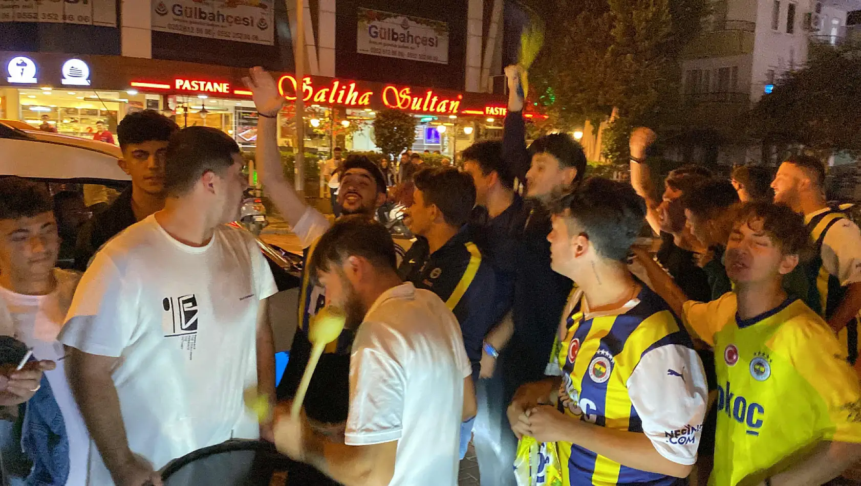 Fethiye'de Fenerbahçeliler, Trabzon Galibiyetini Coşkuyla Kutladı