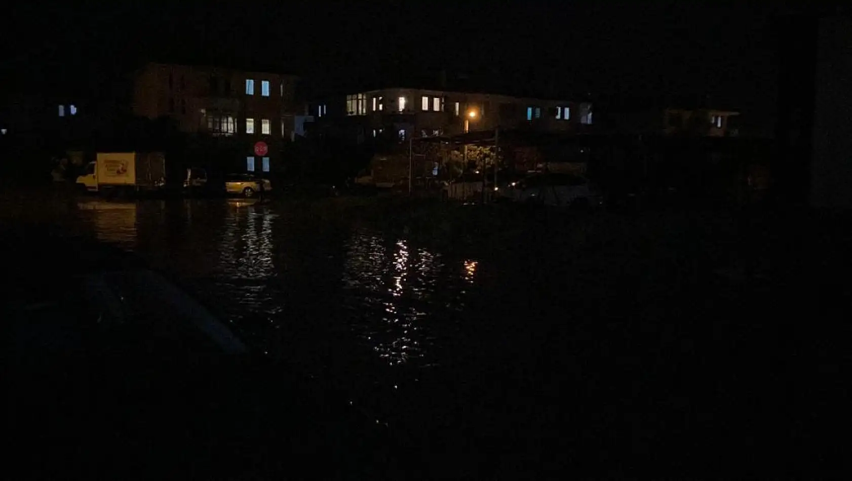 Fethiye'de suyun yüksekliği yer yer 1 metreyi geçti