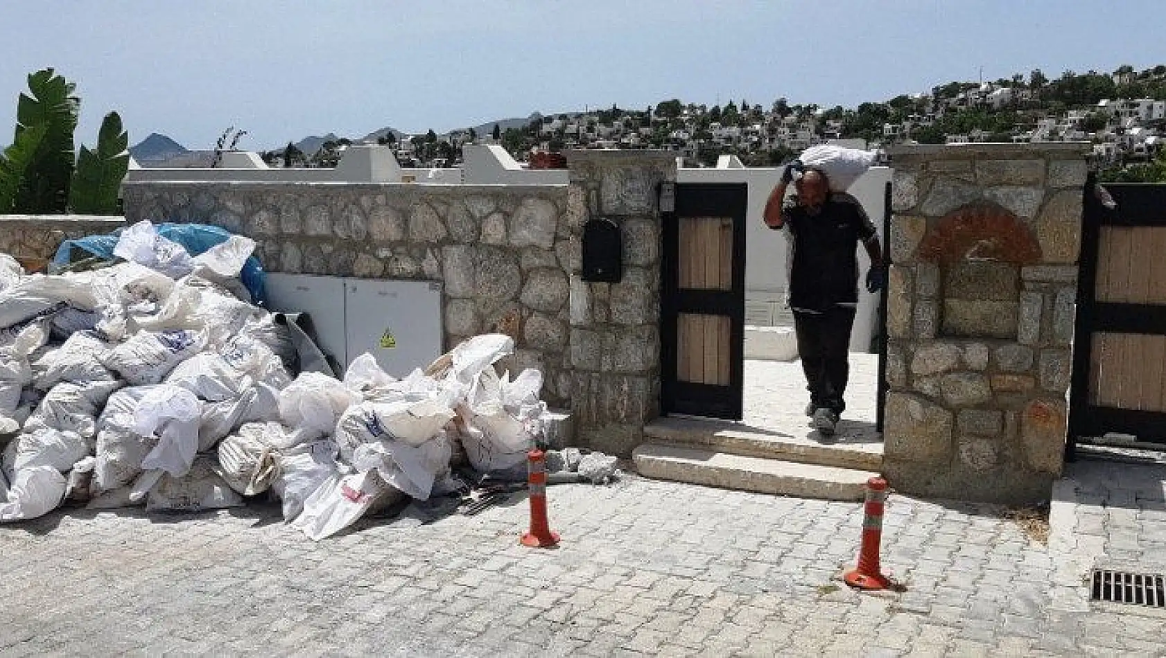 Gazetecilerin villalarının kaçak bölümlerinin yıkımı devam ediyor