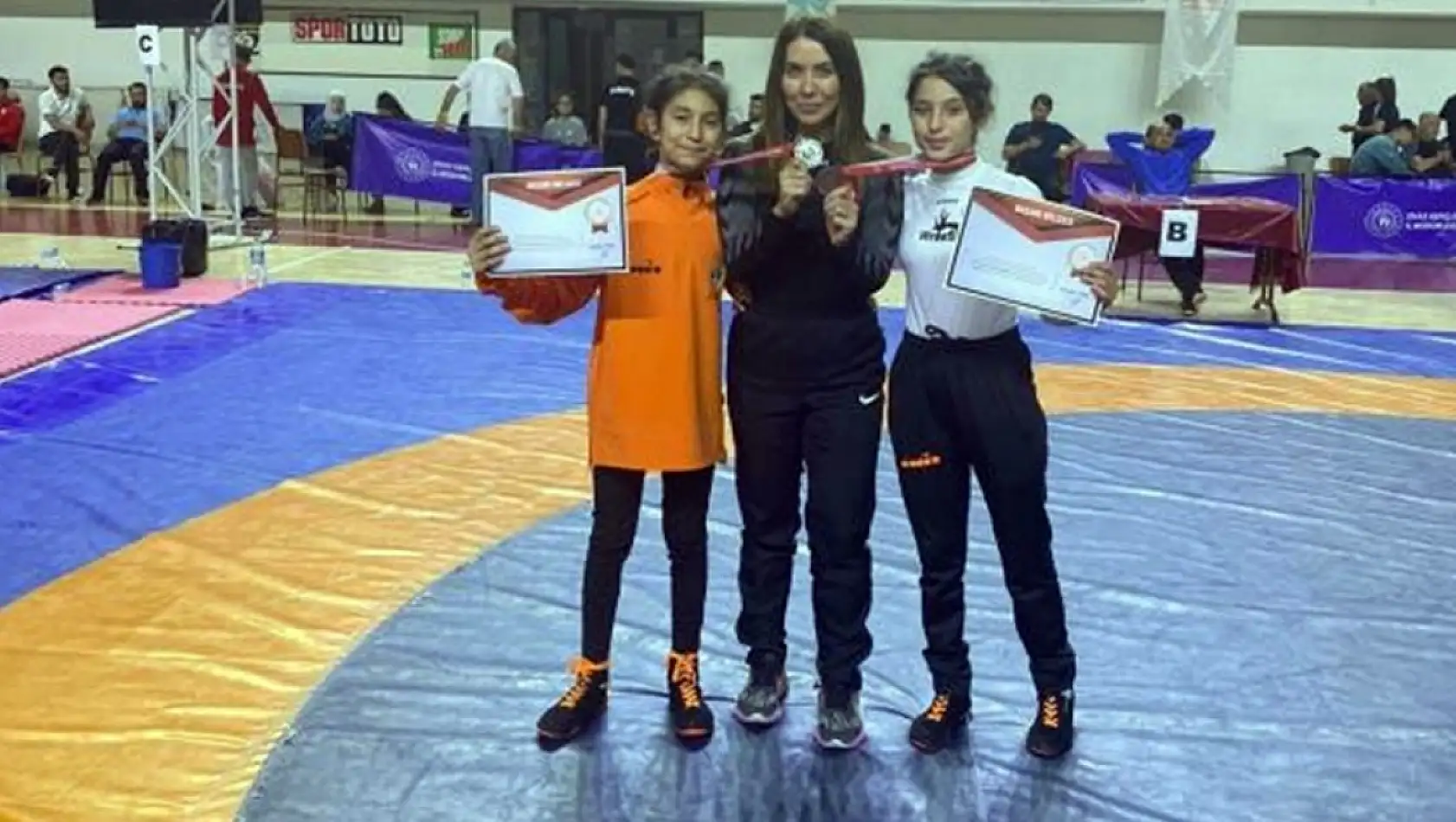 Güreşçi kızlar Sivas'tan başarıyla döndü