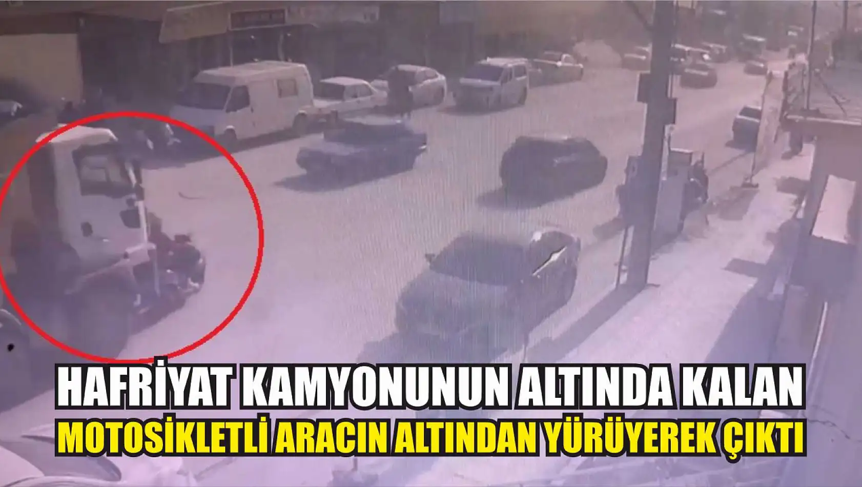 Hafriyat kamyonunun altında kalan motosikletli aracın altından yürüyerek çıktı