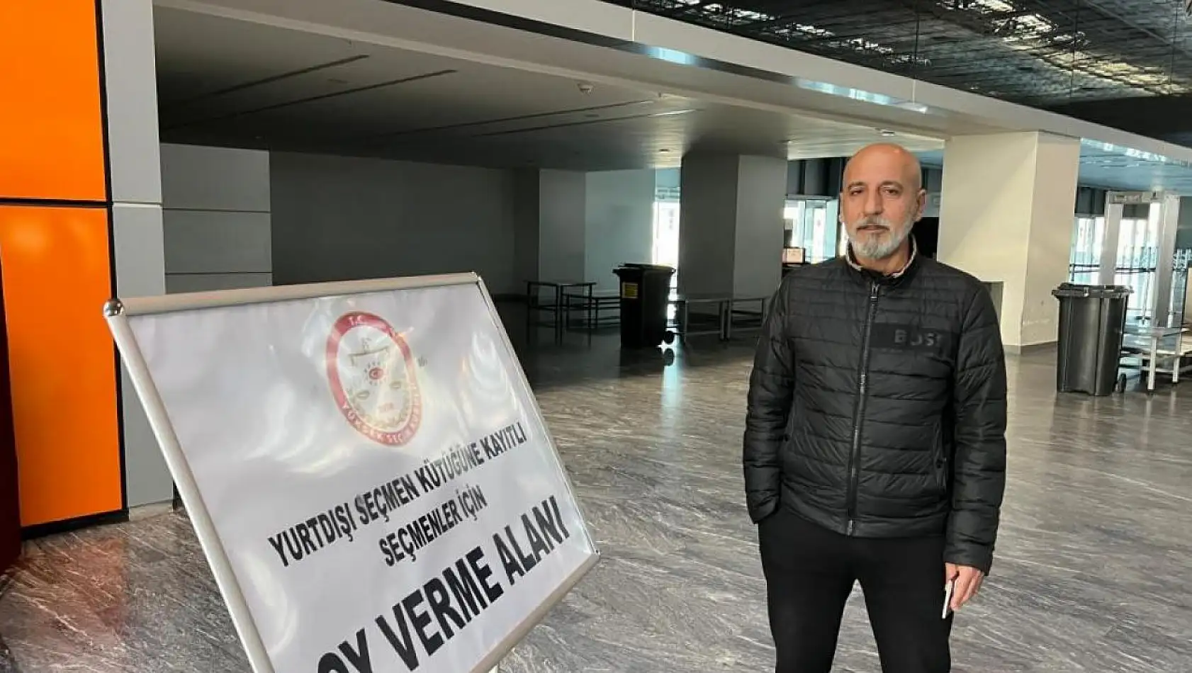 İlk oyu kullanmak için Romanya'dan geldi