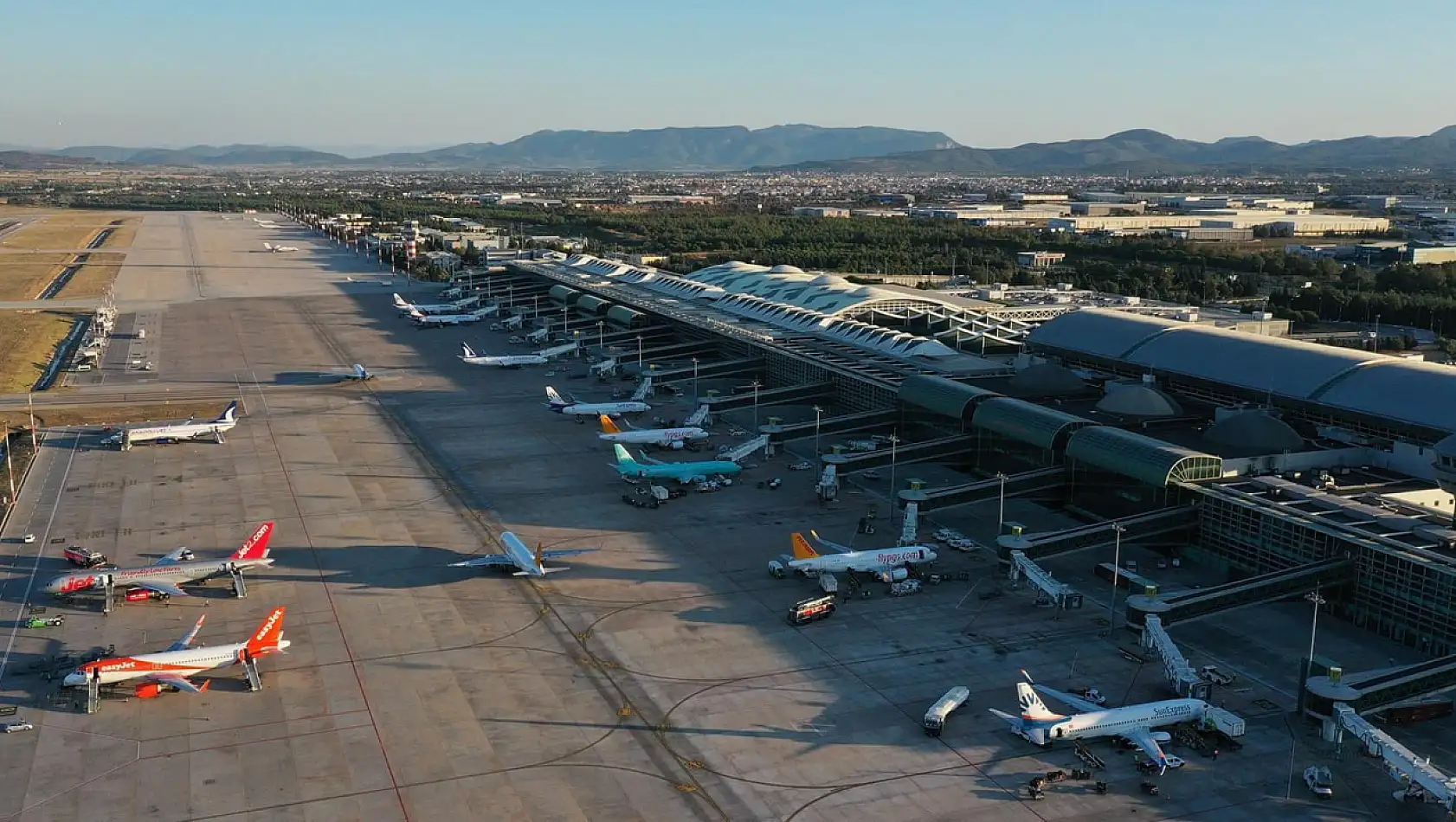İzmir Adnan Menderes Havalimanı'nda Ocak ayında kaç yolcuya hizmet verildi?