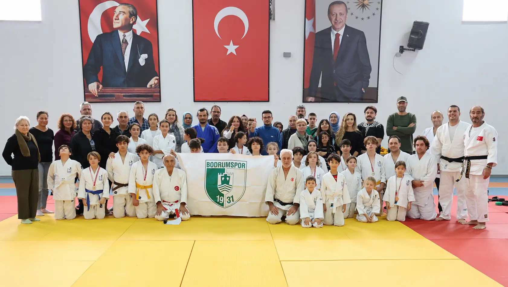 Judo takımı oyuncuları kuşak atladı