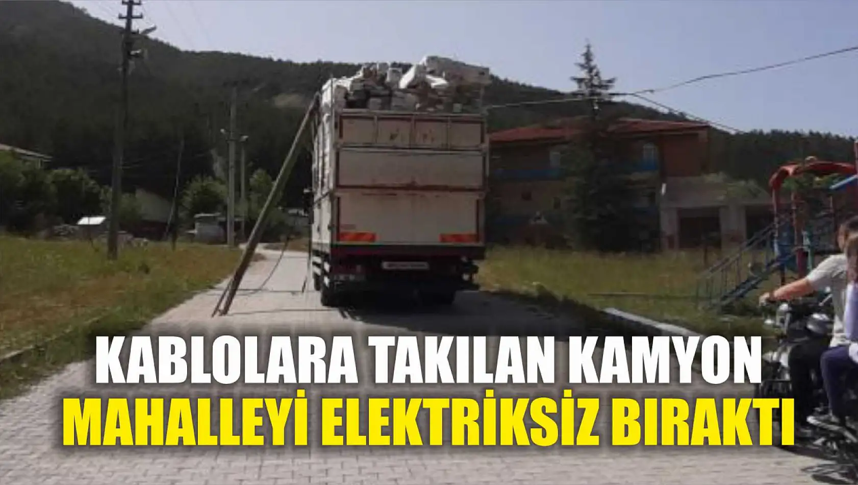 Kablolara takılan kamyon mahalleyi elektriksiz bıraktı