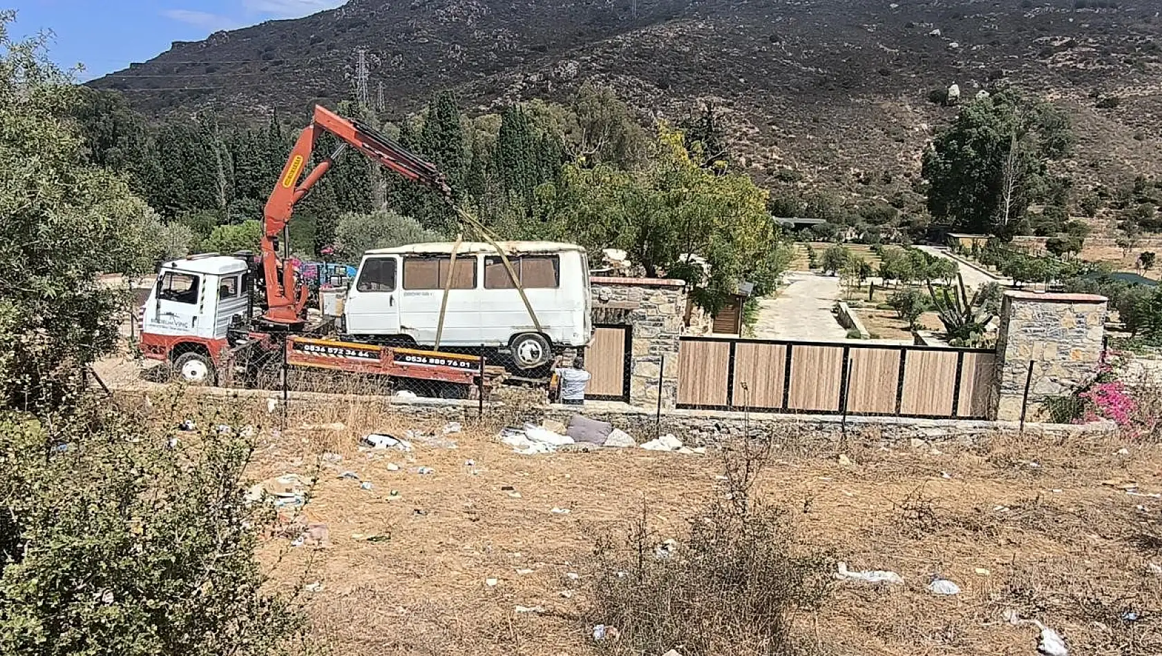 Kaçak barakayla eklentileri yıkıldı