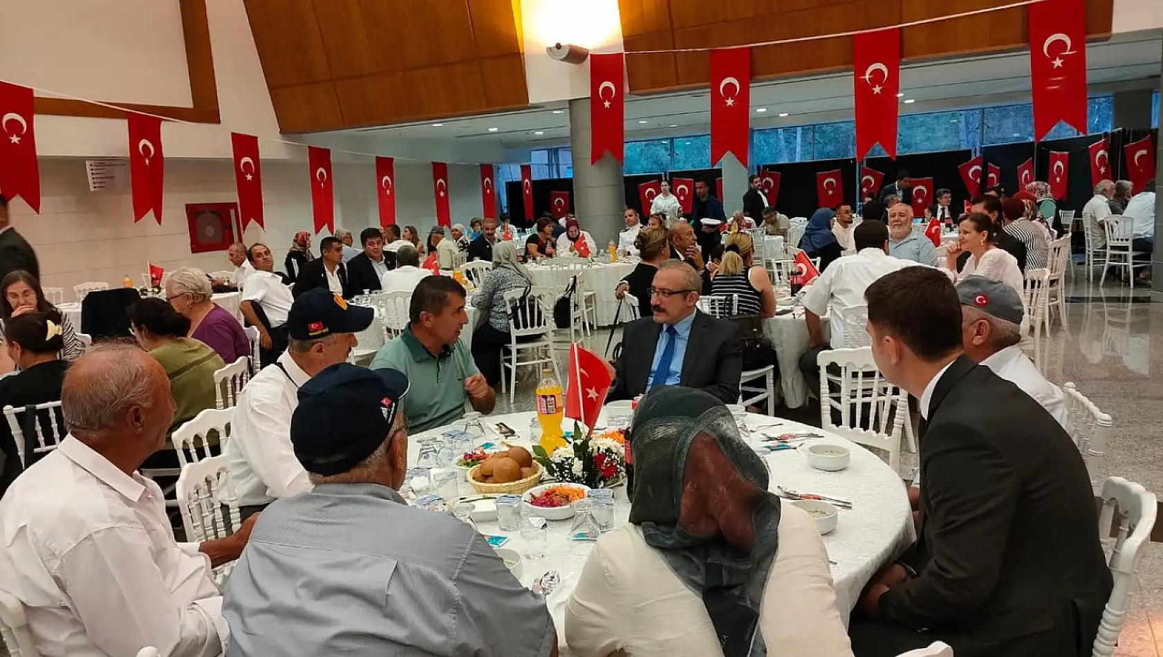 Kaymakam Karaman, şehit ve gazi aileleri ile birlikte yemekte buluştu