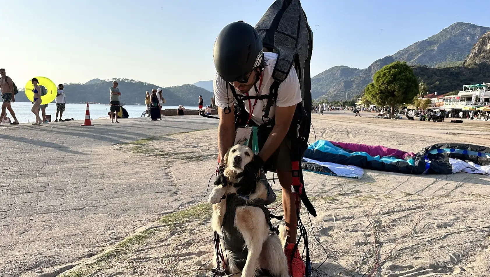 Köpeğiyle paraşüt atlayışı yaptı