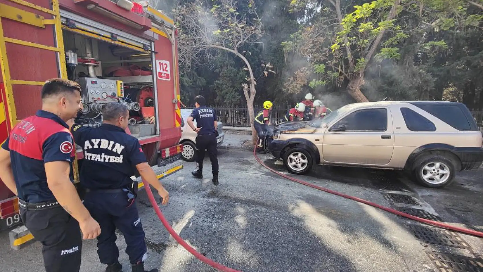 Kuşadası'nda park halindeki cip alev aldı