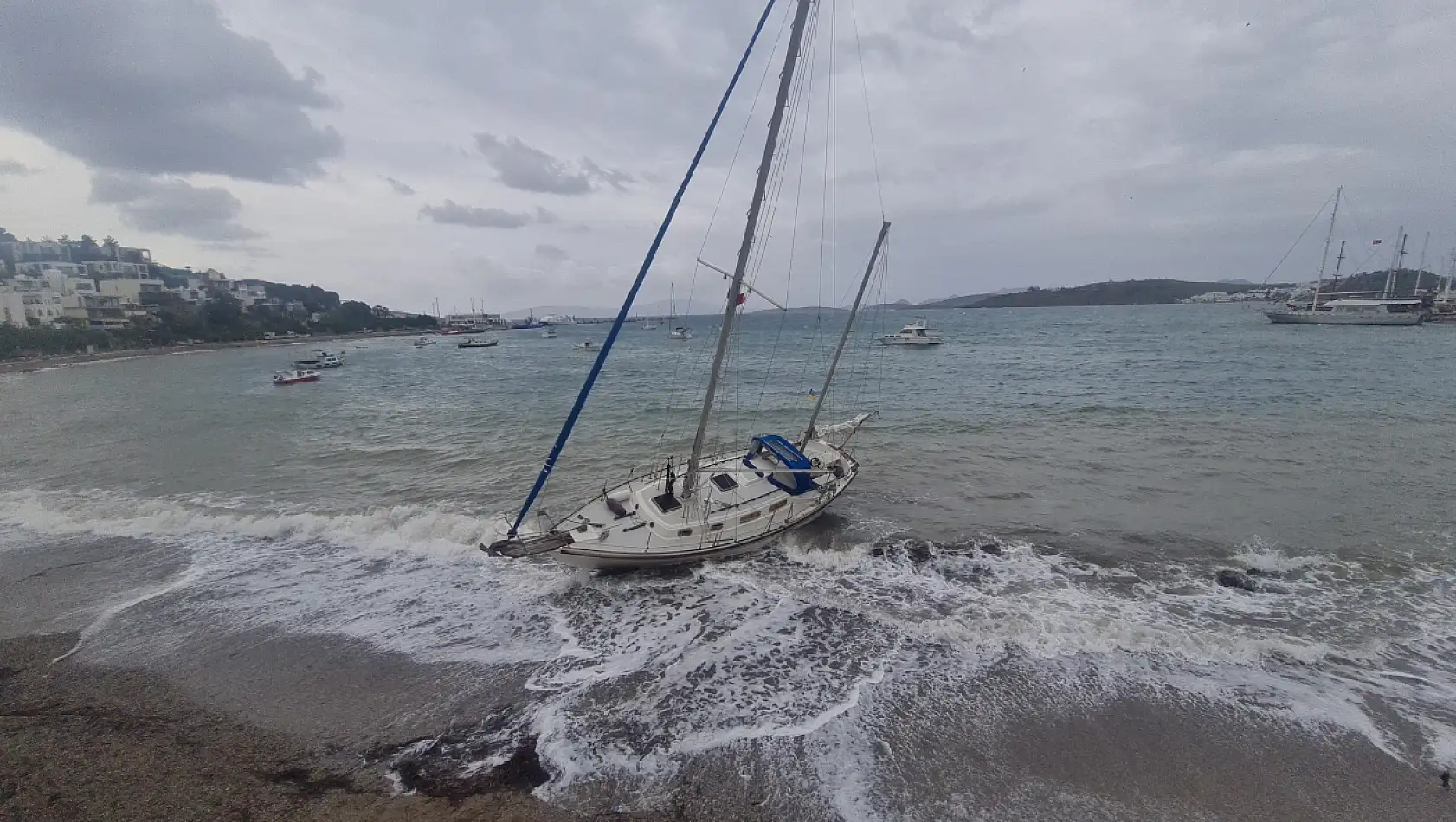 Kuvvetli rüzgar nedeniyle bir yelkenli karaya sürüklendi