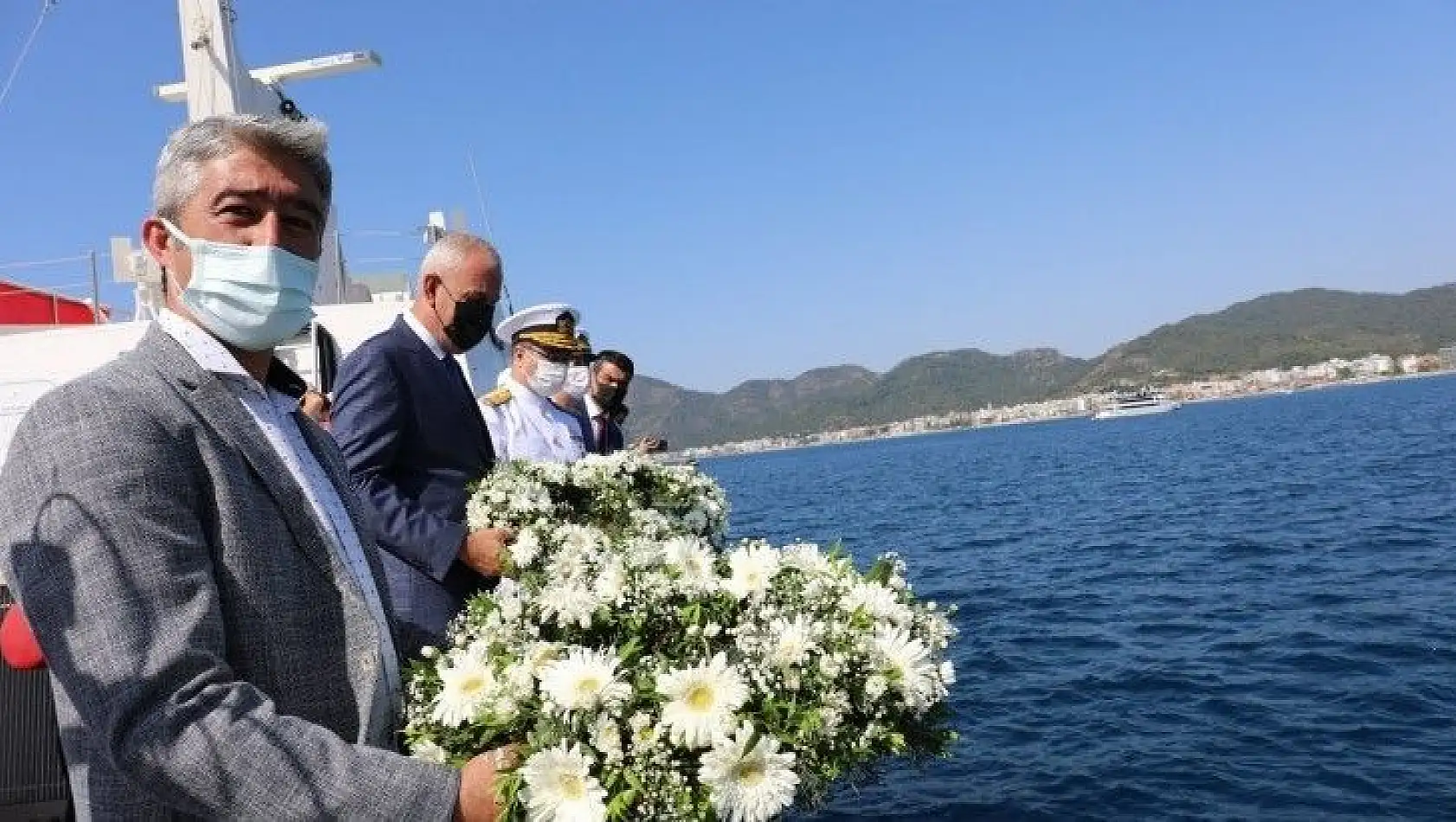 Marmaris'te deniz şehitleri anısına denize çelenk bırakıldı