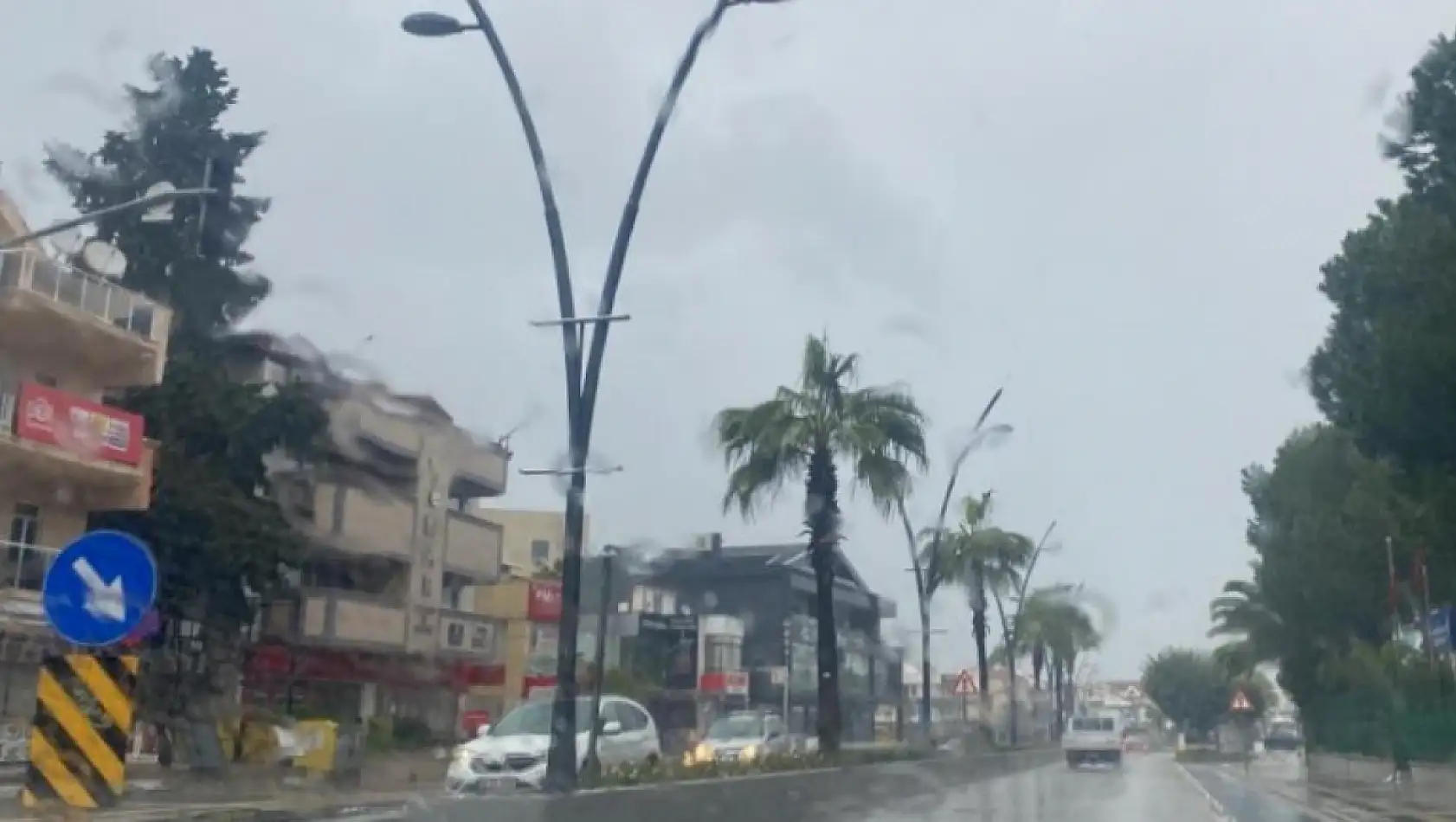 Marmaris'te gök gürültülü sağanak yağış hayatı olumsuz etkiledi