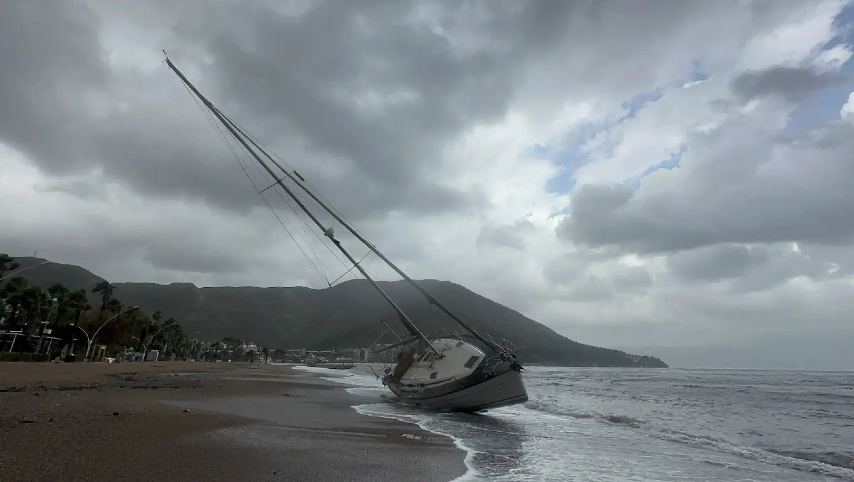 Marmaris'te şiddetli fırtına ve sağanak yağış etkili oluyor