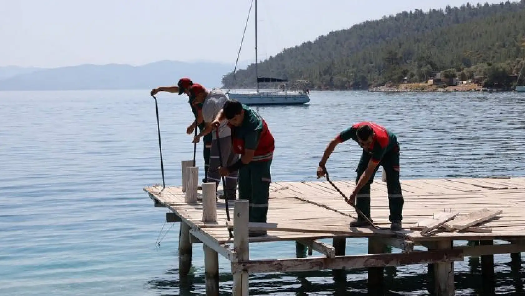 Menteşe'de 15 kaçak yapı ve 5 kaçak iskele yıkımı gerçekleştirildi