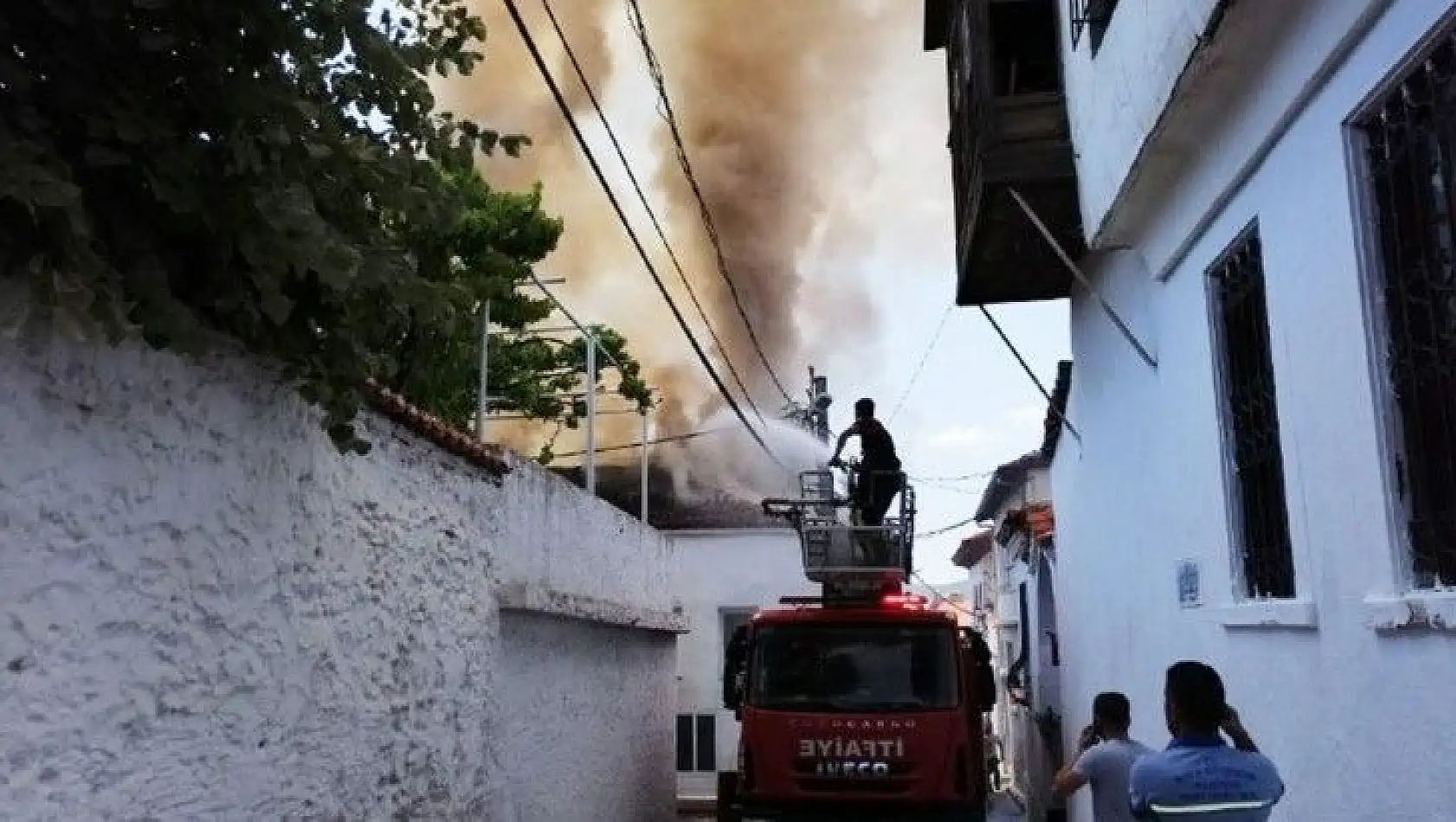 Menteşe'de korkutan çatı yangını