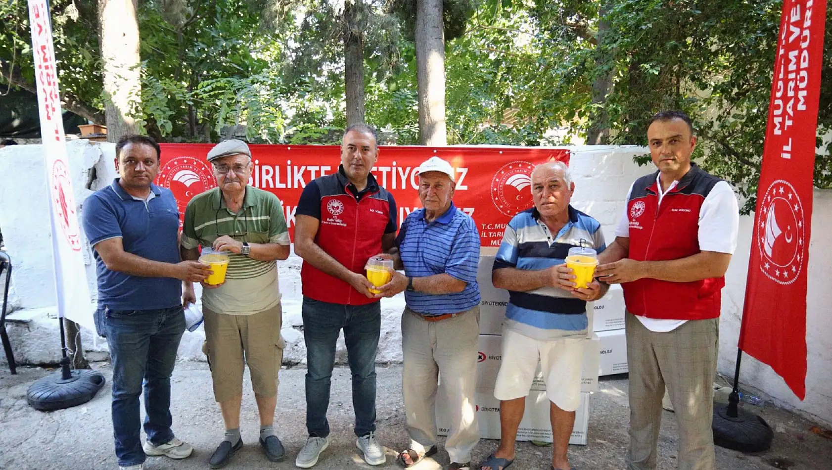 Milas Ören'de 600 adet Akdeniz Meyve Sineği tuzağı dağıtıldı