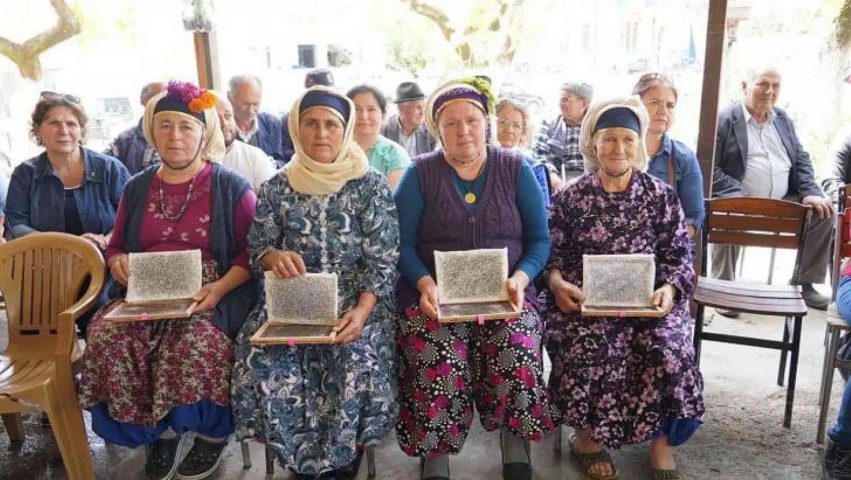 Milas'ta kırsalda yaşayan vatandaşlara ipek böceği larvası ve halı ipi dağıtıldı