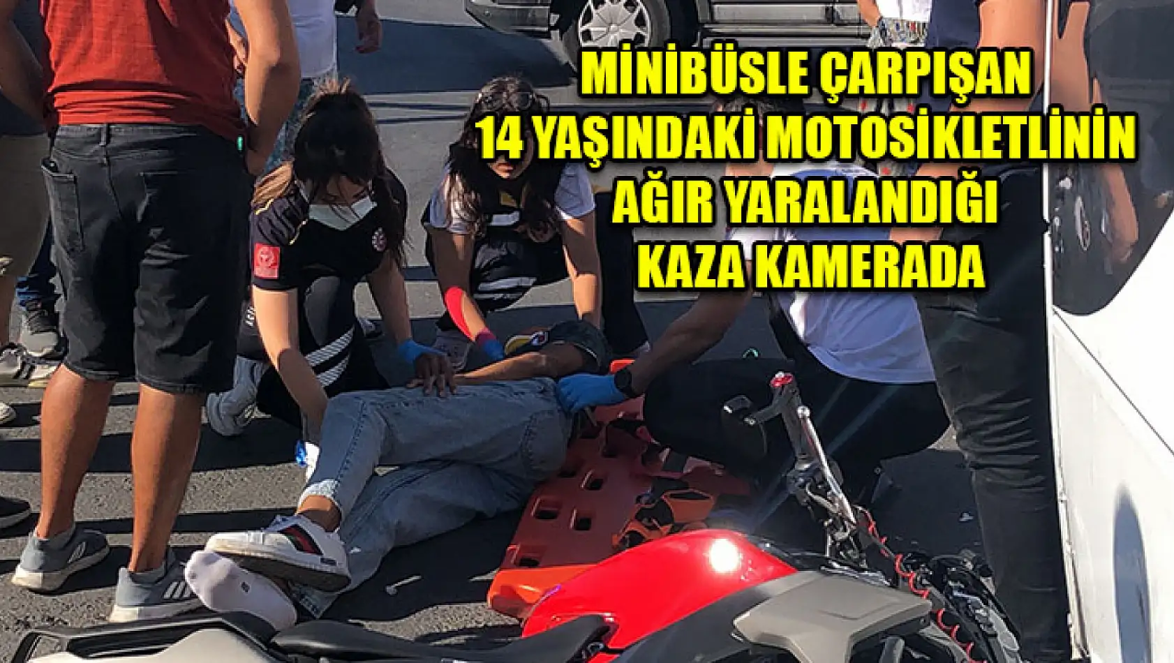 Minibüsle Çarpışan 14 Yaşındaki Motosikletlinin Ağır Yaralandığı Kaza Kamerada