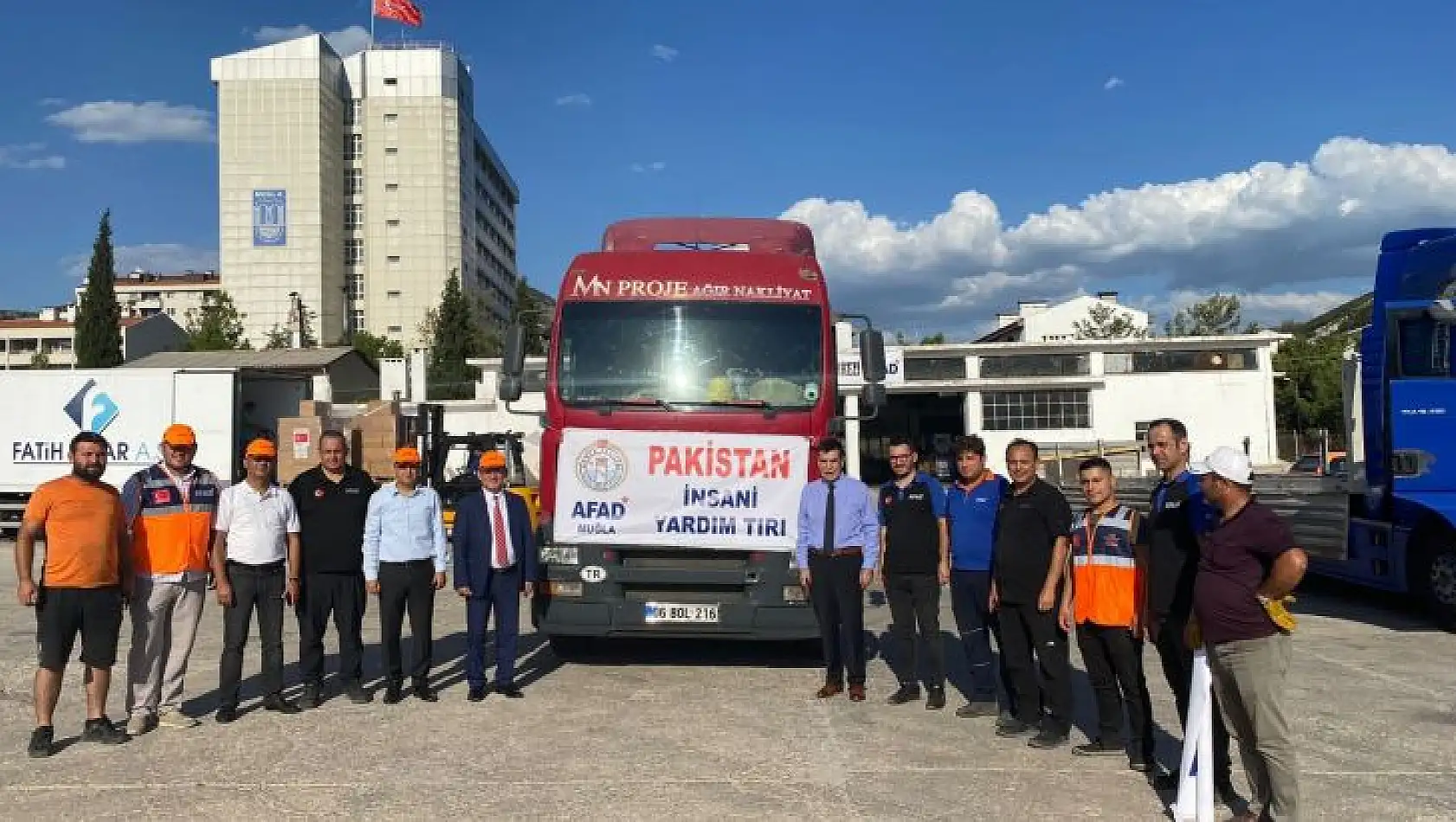 MUĞLA'DAN DOST VE KARDEŞ ÜLKE PAKİSTAN'A YARDIM TIRLARI YOLA ÇIKTI