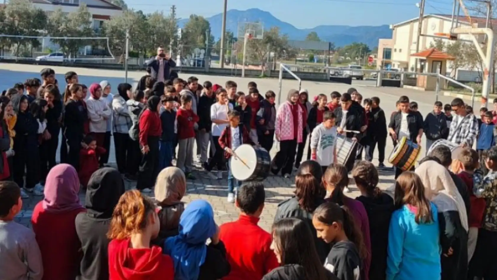 Öğrenciler ramazan davulu çalıp, mani söyleyerek etkinlik yaptılar