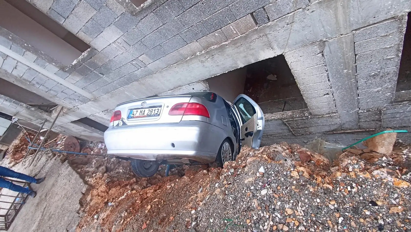 Otomobil, istinat duvarı arasındaki boşluğa düştü