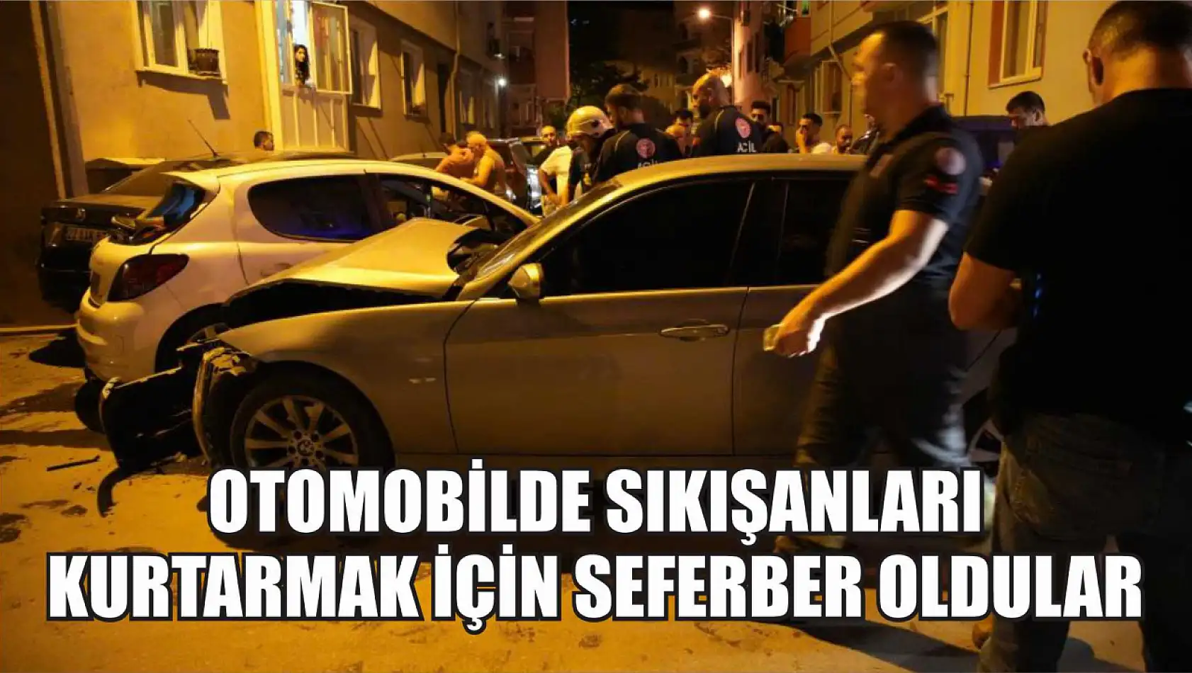 Otomobilde sıkışanları kurtarmak için seferber oldular