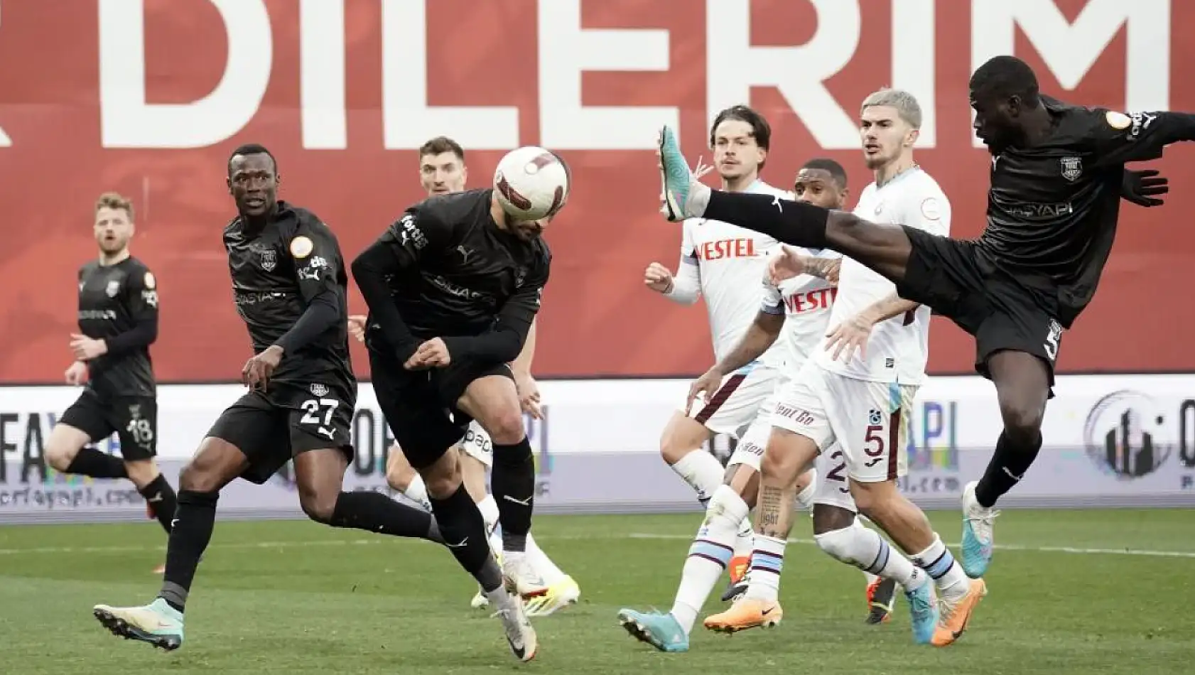 Pendikspor, sahasında karşılaştığı Trabzonspor'a 2-0 mağlup oldu