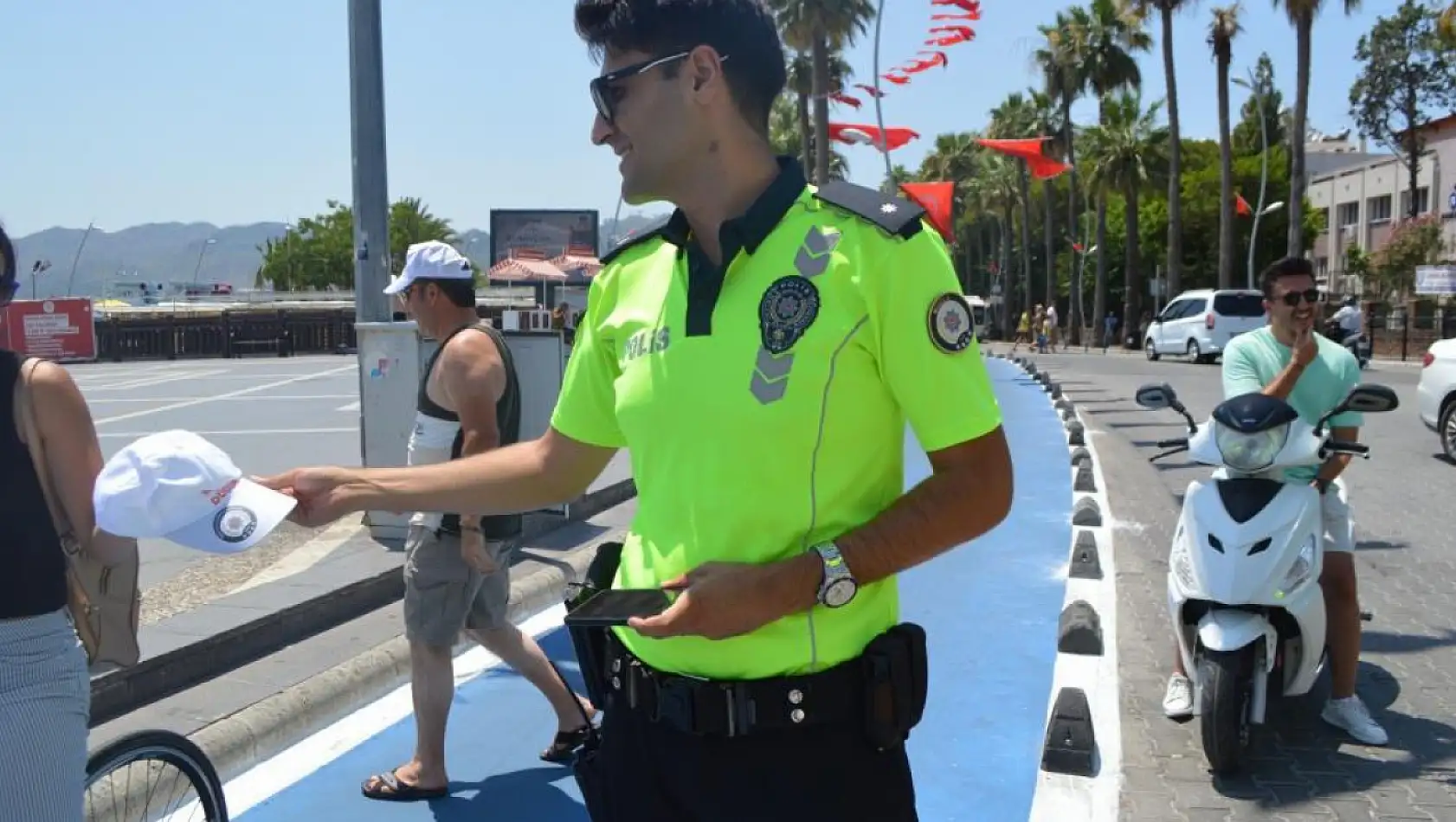 Polisler hem kask denetimi yaptılar hem şapka dağıttılar