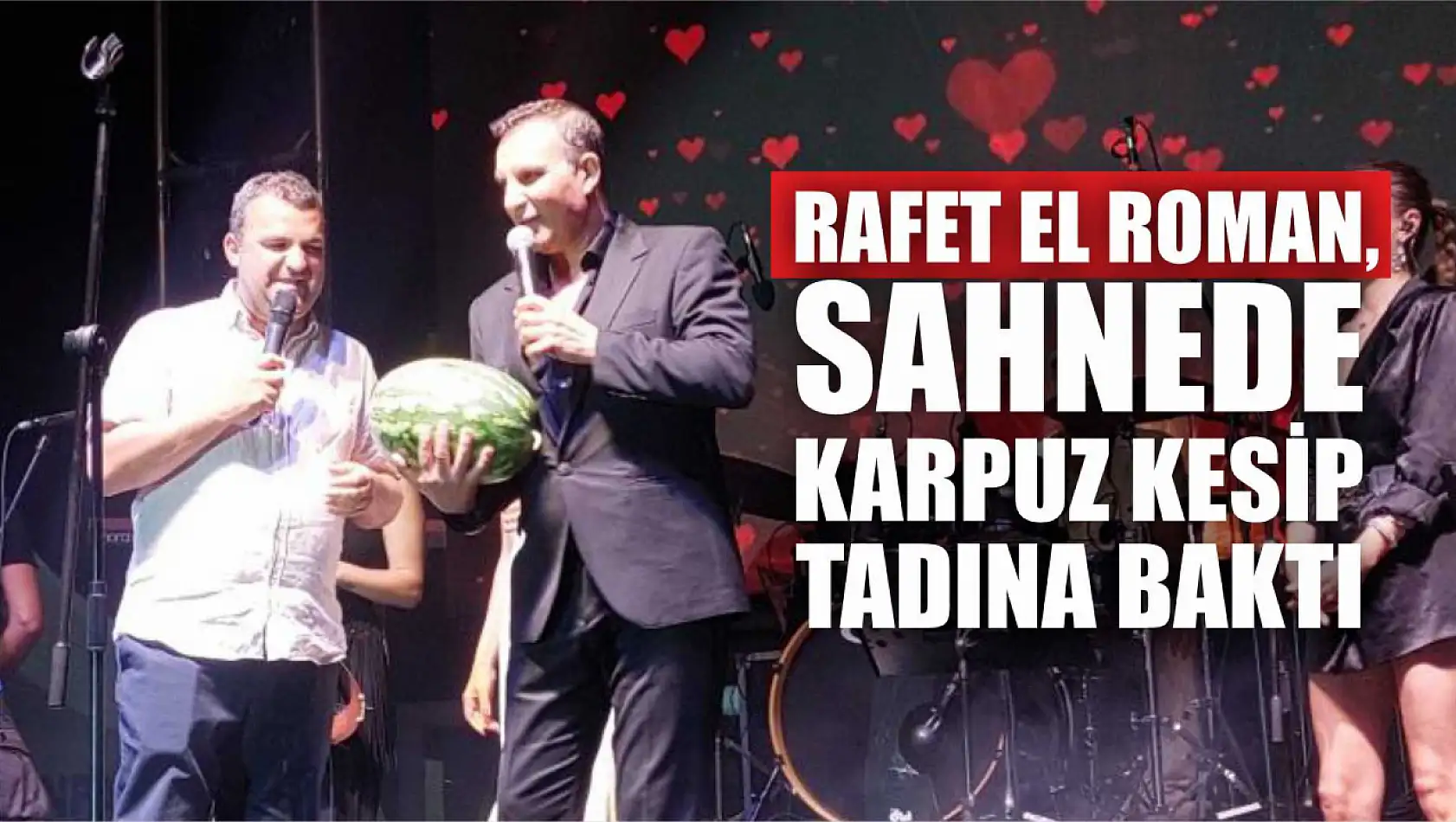 Rafet El Roman, sahnede karpuz kesip tadına baktı