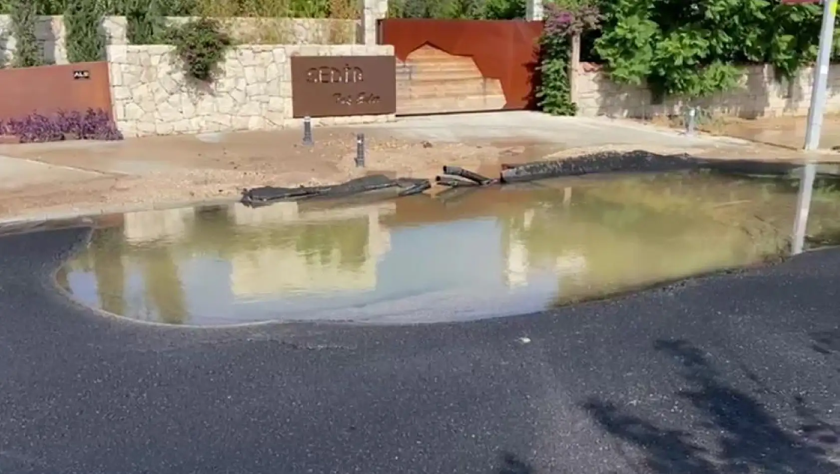 Restoran sular altında kaldı