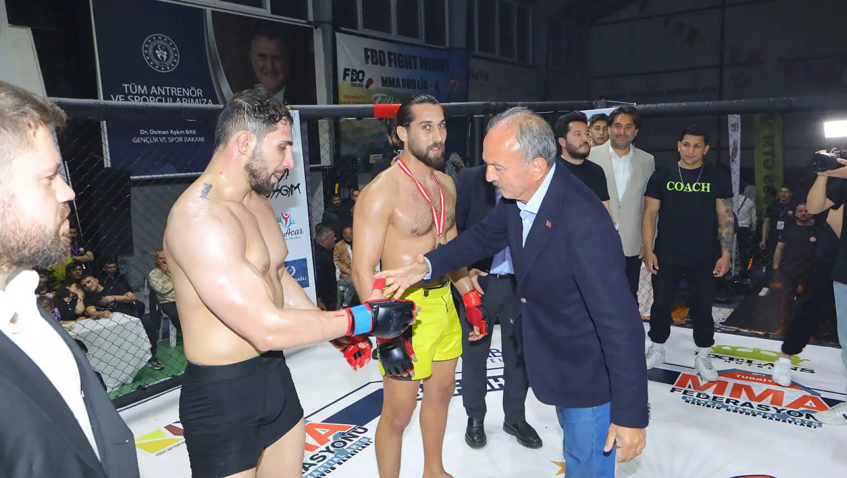 Saatcı: MMA pro lig 4 Dövüşlerinde Dereceye Giren Sporculara Madalyalarını Verdi