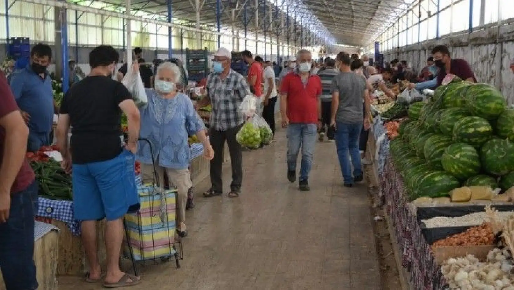 Salı pazarı yaz meyveleri ile renklendi