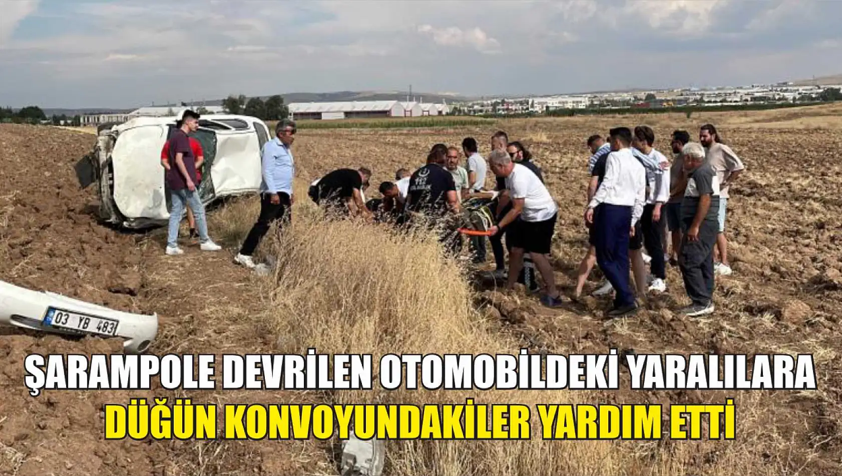 Şarampole devrilen otomobildeki yaralılara, düğün konvoyundakiler yardım etti