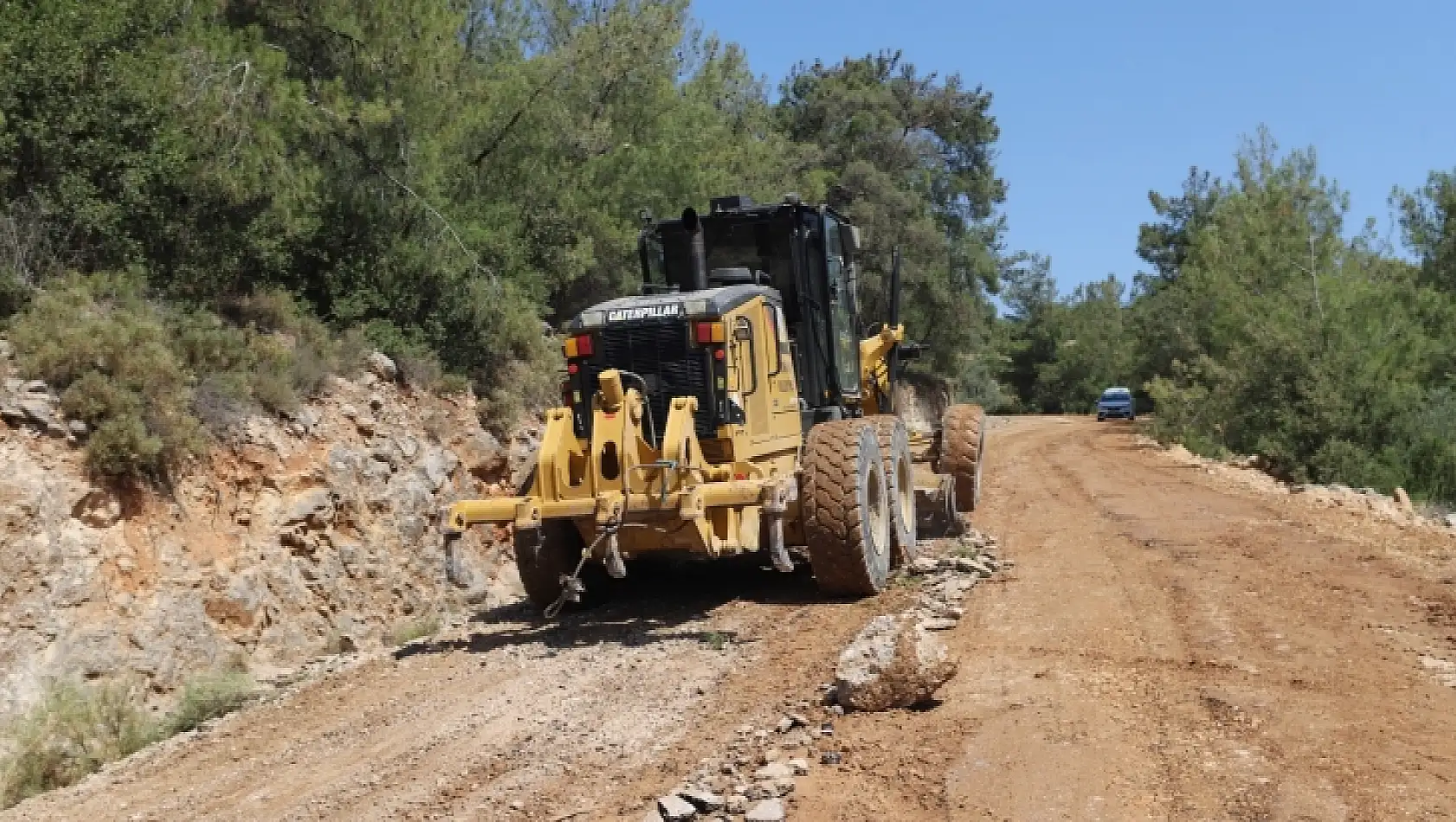 Seydikemer Belediyesi stabilize yol çalışmasına devam ediyor