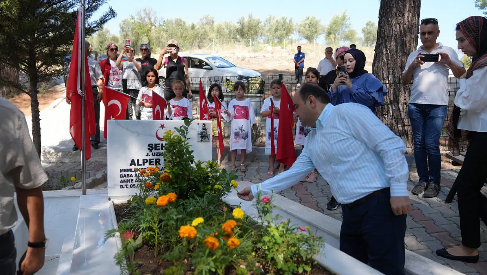 Seydikemer'de Şehit Mezarlarına Gül Bırakıldı