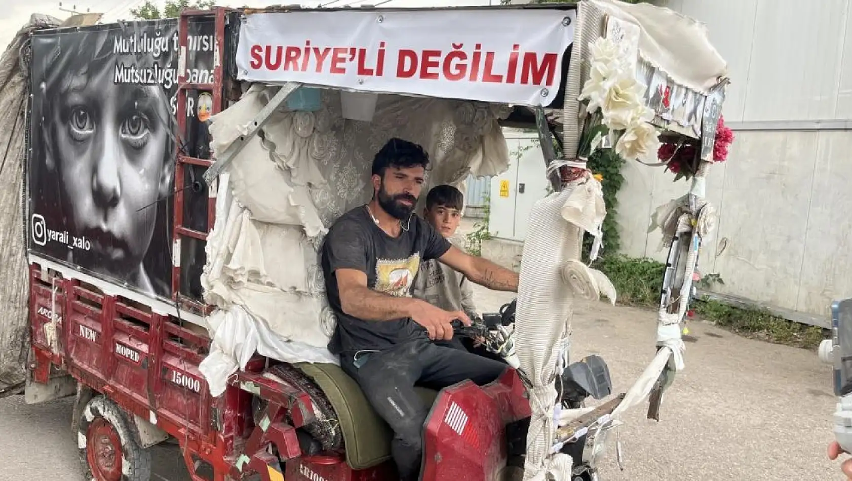 Suriyeli sanılmaktan korktu, motosikletine yazdı: 'Artık önümü kesmiyorlar'