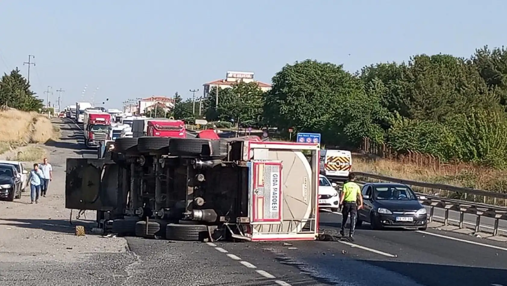 Tanker traktöre çarptı facianın eşiğinden dönüldü